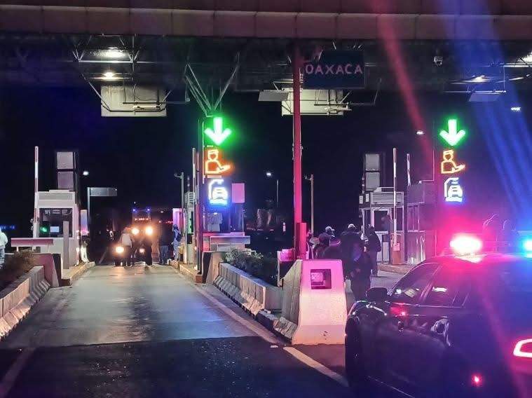 Reportan tomada la Caseta de Huitzo en Oaxaca