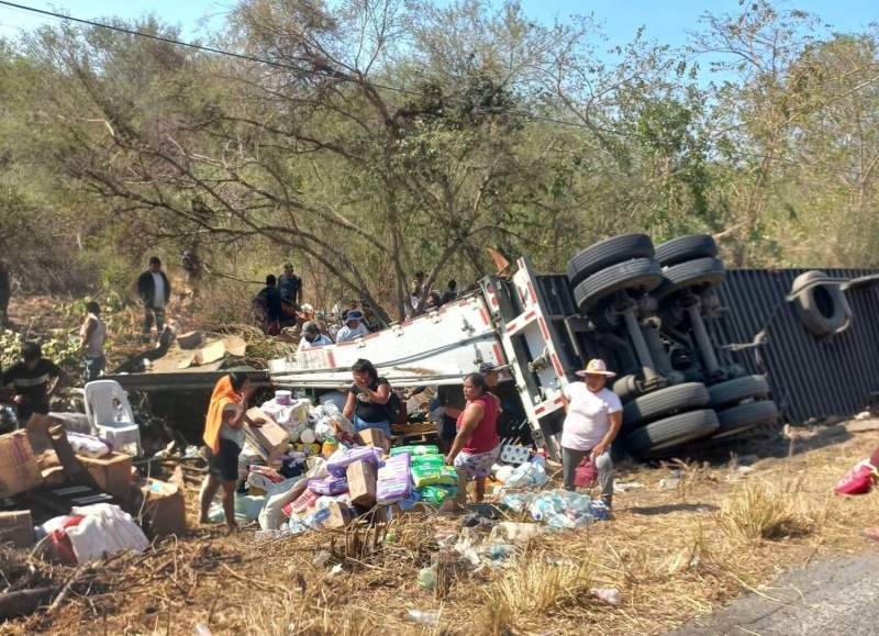 Se registra caso de rapiña en el Istmo tras volcadura de tractocamión