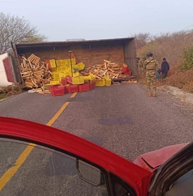 Volcadura de torton provoca el cierre de la carretera federal 190 a la altura de Tequisistlán