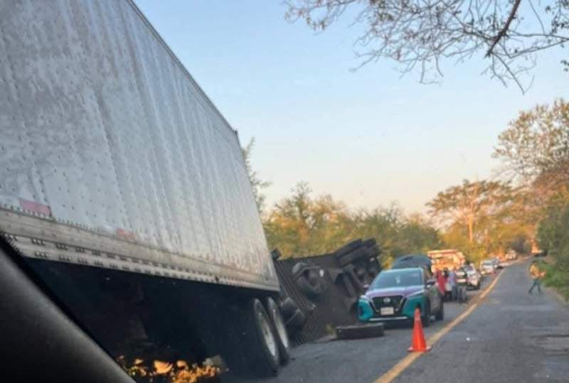 Volcadura en caja de tráiler provoca cierre a la altura de Astata