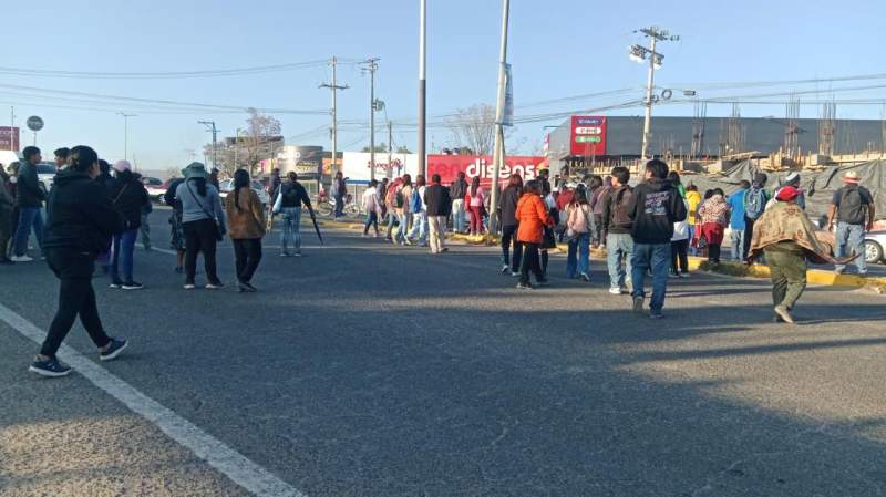 Bloquean paso a la altura de la Y en Zaachila