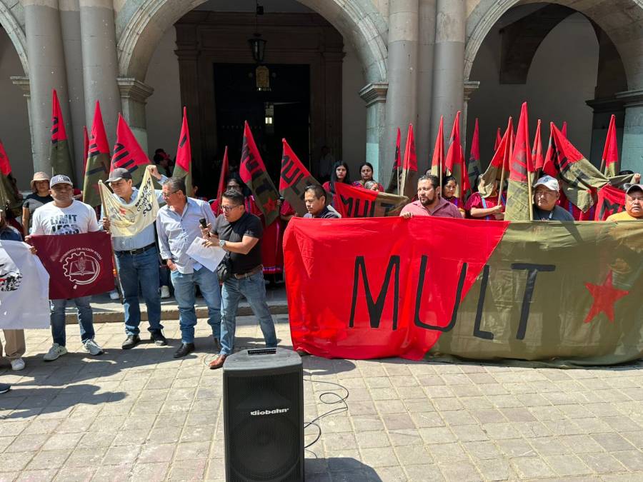Integrantes del MULT toman el Palacio de Gobierno para exigir justicia por asesinato de líder triqui