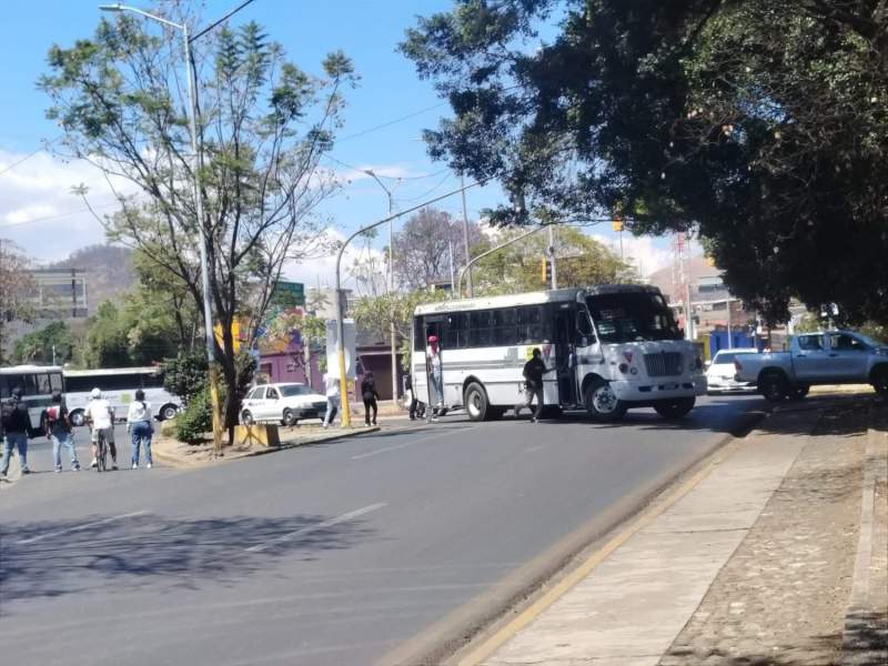 Normalistas bloquean a la altura de la Libélula en la Ciudad de Oaxaca