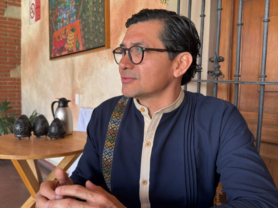 Renuncia de académico en el gobierno del estado causa revuelo en el contexto del relevo en la rectoría de la UABJO.