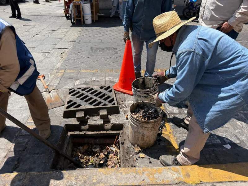 Se atiende reporte de malos olores en la calle García Vigil