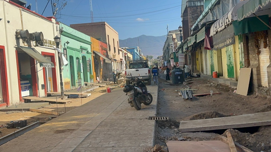 Se mantienen los trabajos de embellecimiento en la Calle 20 de Noviembre durante Semana Santa