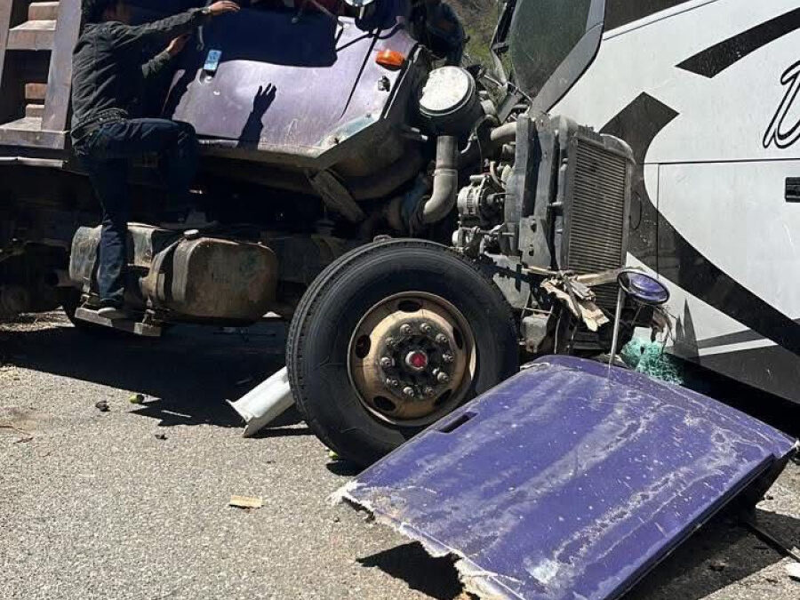 Se registra fuerte accidente entre un volteo y un autobús en la Costa de Oaxaca