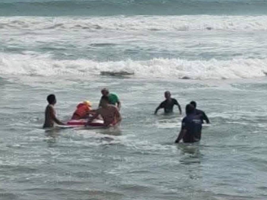 Seis turistas se salvaron de milagro en Huatulco tras desobedecer advertencias por mar de fondo